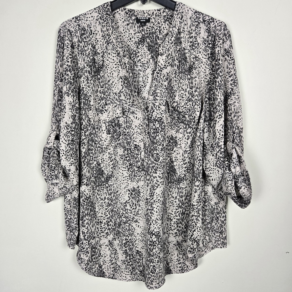 Torrid Womens Harper Animal Print Top 2X White Lightweight Roll Tab Mob Wife